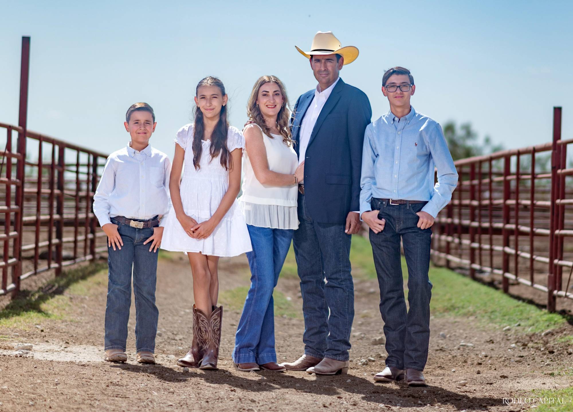 $!Homero Amezcua junto a su esposa Liliana Diego y sus hijos Valeriano, Emilia y Homero. FOTO: JORGE VELAZCO