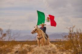 Tomás Garcilazo porta el traje que representa a México en escenarios de todo el mundo.