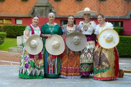 Las charras mexicanas representaron con toda dignidad la belleza, el porte y el orgullo que distinguen a la mujer a través de los trajes típicos de nuestro país.
