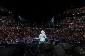 Miles de seguidores llenaron el Nissan Stadium de Nashville para acompañar a Alan Jackson en “Last Call: One More for the Road – The Finale”.