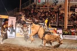 Erick Montañez, el campeón de la noche, montó a los toros Cimarrón y Rebelde para conquistar el campeonato de Cuernos Chuecos.