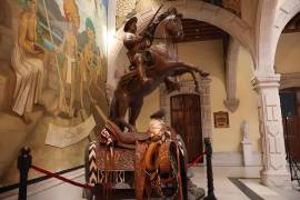 La montura realizada para el gobernador de Durango, Esteban Villegas, fue colocada en el Palacio de Zambrano, sede del Museo Francisco Villa, para grabar un promocional de la talabartería.