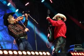 Lalo y Gerardo Gameros, durante la presentación de Caballo Dorado en el festival Rodeo Saltillo 2025, en el Teatro del Pueblo.