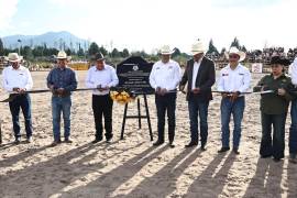 El rector Alberto Flores Olivas inauguró la nueva arena de rodeo en la UAAAN donde reconoció el impulso de Manuel Jiménez Flores al rodeo universitario.