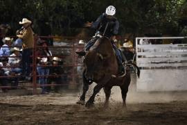 Los jinetes mostraron su destreza en los toros y le pusieron emoción a la tarde del domingo en la Arena Pony Express.