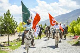 Celebran a caballo aniversario de tienda vaquera