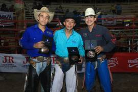 (Izq. a der.) Marcelo Veloz, de Jalisco; Adán Ramírez, de Guanajuato y Brayan Medina de Coahuila sorprendieron al público al ganar el Campeonato Mexicano de Monta de Toros venciendo a experimentados jinetes.