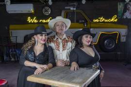 Perla, don Víctor y Ana, “La Chata”, aún conservan el grato recuerdo de haber traído a Saltillo el primer centro de diversión para vaqueros, el Tex Mex.