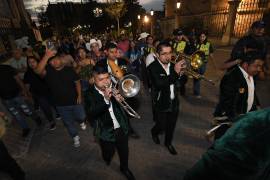 La música de banda sinaloense puso ritmo a la Callejoneada Norteña por la Juventud, realizada en las calles del Centro de Saltillo.