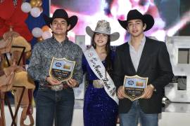 Israel Pérez Tovar (izq.), portada de RODEO CAPITAL en agosto, ganó ocho hebillas y la montura de Vaquero Completo, pero ya tiene el objetivo de ganar una beca para estudiar y seguir practicando rodeo en una universidad de Estados Unidos.