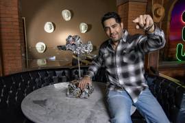 El escultor saltillense Osvaldo Chacón exhibirá en Dubai la escultura de un sombrero vaquero realizado con material de reciclaje.