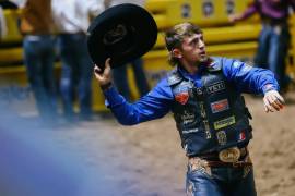Statler, uno de los hermanos Wright, celebra tras montar a Talk Derby 2 Me en la prueba de monta de caballos con silla durante la séptima ronda de las Finales Nacionales de Rodeo. FOTO: INSTAGRAM