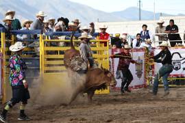 La Arena 8 Segundos vibró con las emociones del Xtreme Bull Rider donde Néstor Valtierra fue el campeón entre 17 vaqueros participantes.