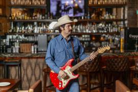 Un Luthier a Trote entre guitarras y caballos