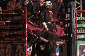 El jinete ganador, Alfonso Orozco durante una de sus montas en el Súper Bull de Acuña.