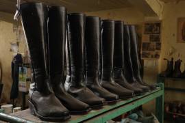 Hay clientes que aún cruzan la frontera por un par de botas hecho en Saltillo. Fotos: Héctor García