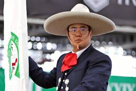 El estandarte de la Federación Mexicana de Charrería en sus manos fue una de las sorpresas que marcaron su primera participación en el Nacional charro.