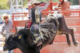 Con cada monta Noemí demuestra que el valor para subir a un toro no tiene género.