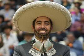 El charro veracruzano fue intervenido el viernes y fue inducido al coma en terapia intensiva. Se encuentra en un hospital privado de Orizaba.