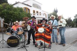 Ricardo Sosa, líder de Wild West, encabezó esta grabación realizada frente al Edificio La Gloria, ahora Museo del Centenario.