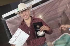 Luis Porto venció al toro Plata y logró una puntuación de 84 en el circuito Bendito Rodeo donde quedó campeón de la tercera etapa.
