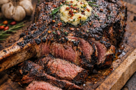 El Tomahawk, grueso y con hueso largo, listo para convertirse en el protagonista de cualquier reunión norteña.