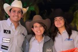 Los barrileros mexicanos con la multicampeona monclovense, Myriam Flores.
