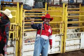 Casi cinco décadas de trayectoria avalan el apoyo del público a la carrera de Chuy Bustamante en el rodeo mexicano.
