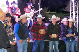 Brayan Medina y Diana Thompson (derecha) fueron los ganadores de la monta de toro y carrera de barriles, respectivamente.
