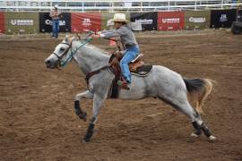 Roberta González logró un tiempo de 16.511 para ponerle emoción y adrenalina a la eliminatoria de barriles del Rodeo Saltillo. FOTOS: FRANCISCO MUÑIZ