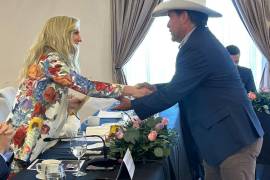 Ninfa Salinas Sada entrega a David Alonso el premio como Ciudadano del Año, en Torreón.