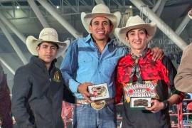 ”Casco” Saucedo (centro) es jinete de toros en rodeo y charrería, y en ambas disciplinas ha logrado campeonatos importantes durante su carrera.