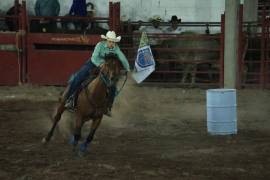 La carrera de barriles será uno de los principales atractivos del Parras Rodeo Ribeye and Wine Fest 2026.