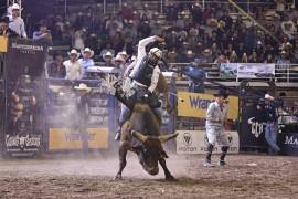 Alfredo Ruvalcaba durante la monta que le dio el triunfo en la etapa 26 del Circuito Cuernos Chuecos en Saltillo.