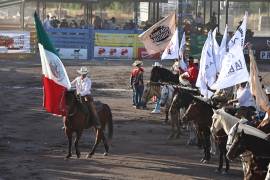 Pablo Múzquiz fue el encargado de portar la Bandera de México en el inicio de las actividades del Rodeo Rancho. FOTOS: HÉCTOR GARCÍA