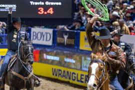 Tanner Tomlinson y Travis Graves celebran no sólo ganar la sexta ronda, sino también marcar un nuevo récord en Lazo por pareja.