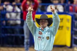 Tucker Allen derribó a su novillo en 3.9 segundos para conseguir su tercera victoria en NFR 2025.