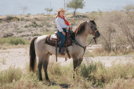 Adriana Alonso, veterinaria y jinete, inspira con su pasión ecuestre.