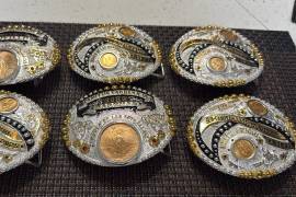 La empresa Boss Buckles con sede en Guadalajara, Jalisco, fue la encargada de elaborar las hebillas de manera totalmente artesanal.
