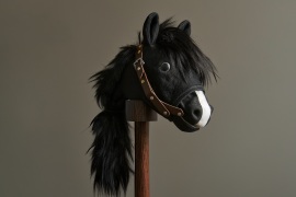 Caballo de palo: juguete medieval, ícono del viejo oeste, herencia western y regalo de navidad