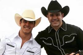 Padre e hijo ayudaron a Lucero Mijares en su primera lección para aprender a montar a caballo.