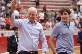 Acompañado de su hijo, el ganadero dio el ganadero dio una vuelta al ruedo de la Plaza de Toros México.