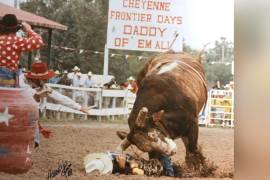 A los 25 años, el experimentado jinete fue cornado por el toro Takin’ Care of Business y falleció a los 30 minutos.