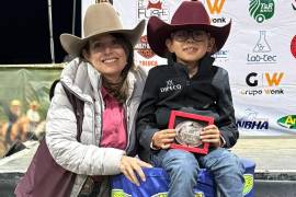 La monclovense Inés Ballesteros con su entrenadora Myriam Flores, de la Academia Ecuestre Las Moras.