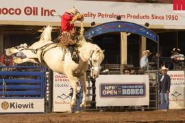 Con una monta de 88.5 puntos sobre Atomic Blonde, Kade Bruno se coronó campeón en una de las disciplinas del rodeo en la final de la NFR Open.