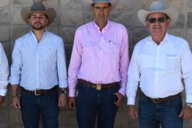 La Unión Ganadera Regional de Coahuila tiene nueva directiva encabezada por su presidente Homero Amezcua Villarreal (camisa rosa).