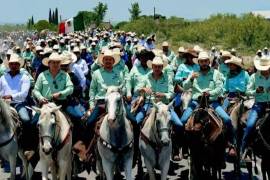 La tradicional Cabalgata de la Feria de San Buenaventura, reunió a más de 2 mil jinetes, además de cientos de personas que con familias completas a bordo de trailas se integraron a este contingente. FOTO: LIDIET MEXICANO