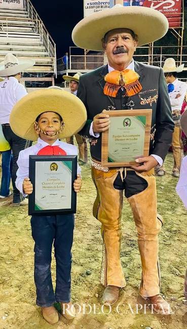 $!Fermín con el ingeniero Jesús Ballesteros Sierra, propietario de su equipo Charros de Monclova.