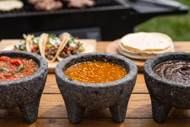 La técnica milenaria del molcajete, el origen vivo del mulli mexicano.