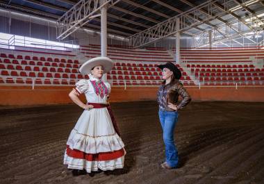 Nasyerih, entre la elegancia de la escaramuza y la velocidad del rodeo: dos tradiciones, una misma pasión. FOTOS: OMAR SAUCEDO